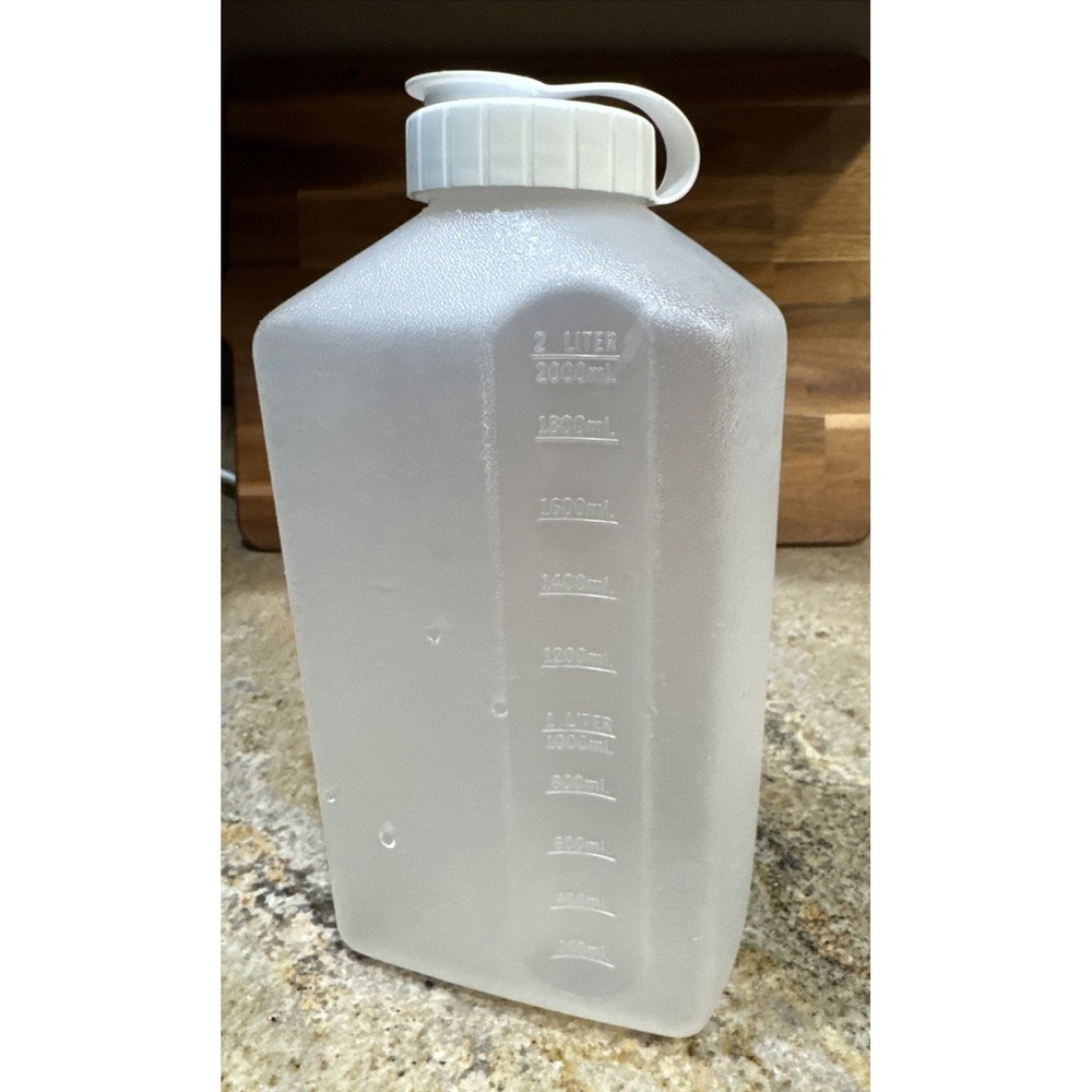 Rubbermaid Servin' Saver 2‎ Quart Drink Container With White Lid #2468